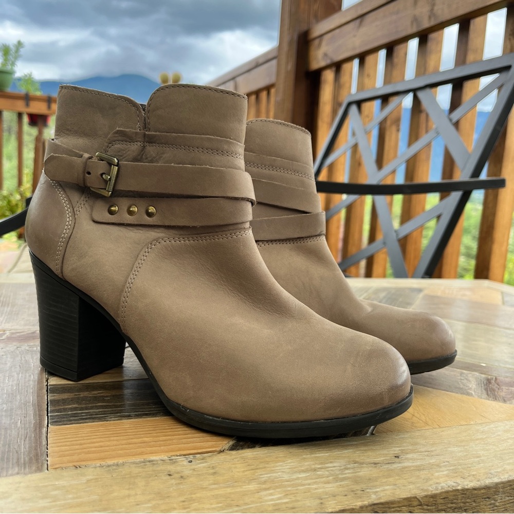Rockport Total Motion Kalila Bootie in tan leather - size 8.5